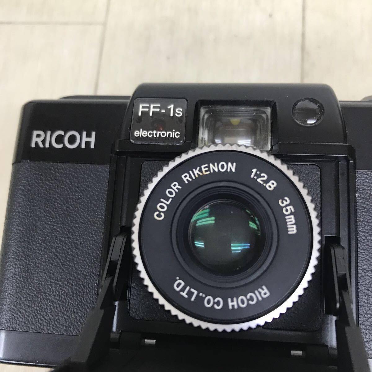 B1925 シャッターOK レトロ RICOH FF-1S F2.8 f=35㎜ コンパクト フイルム カメラ レンズ リコー ブラック 光学機器 動作未確認 ジャンクの画像8