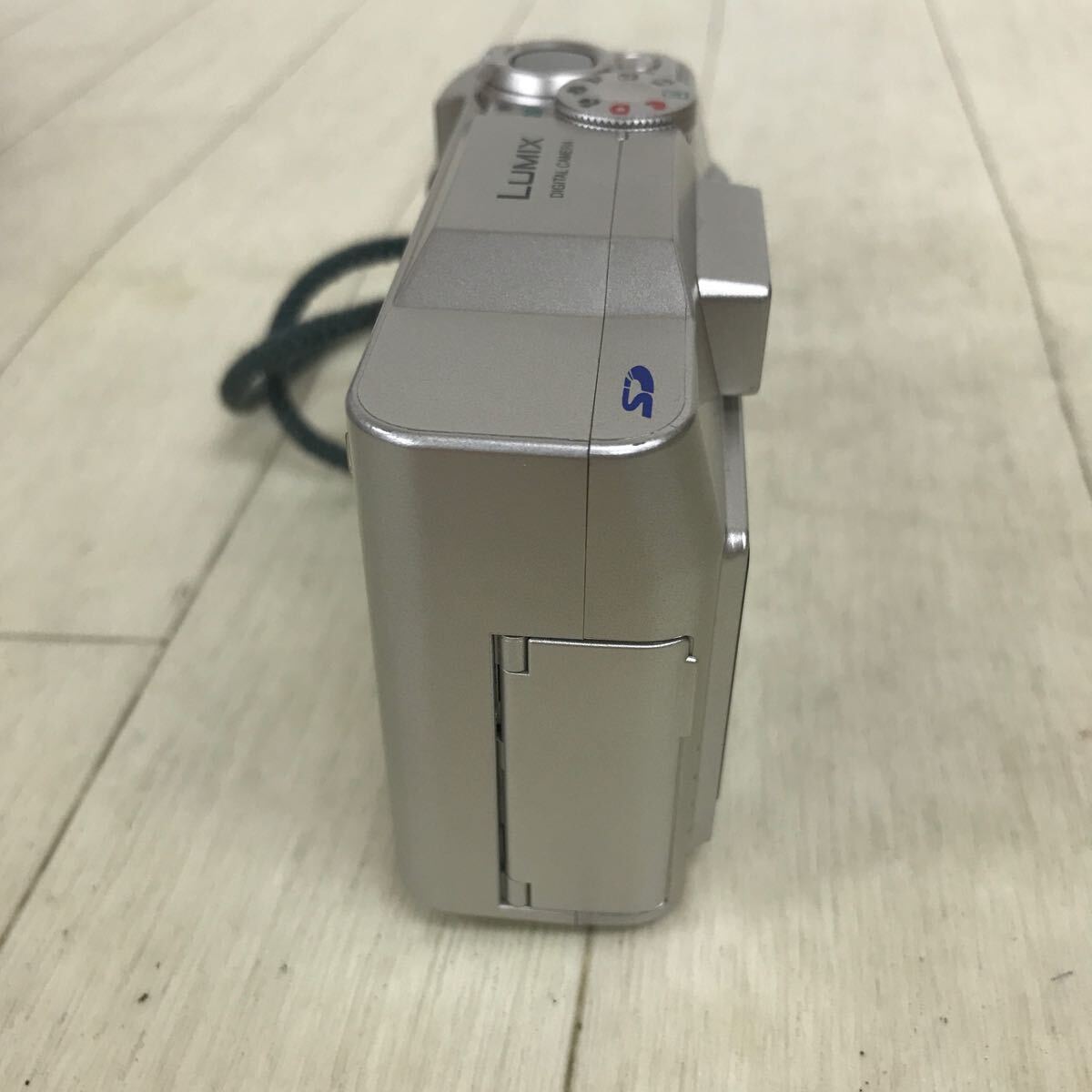 B1942 動作品 Panasonic パナソニック LUMIX DMC-LC33 コンパクトデジタルカメラ 電池式 デジカメ 簡易動作確認済み 現状品_画像5