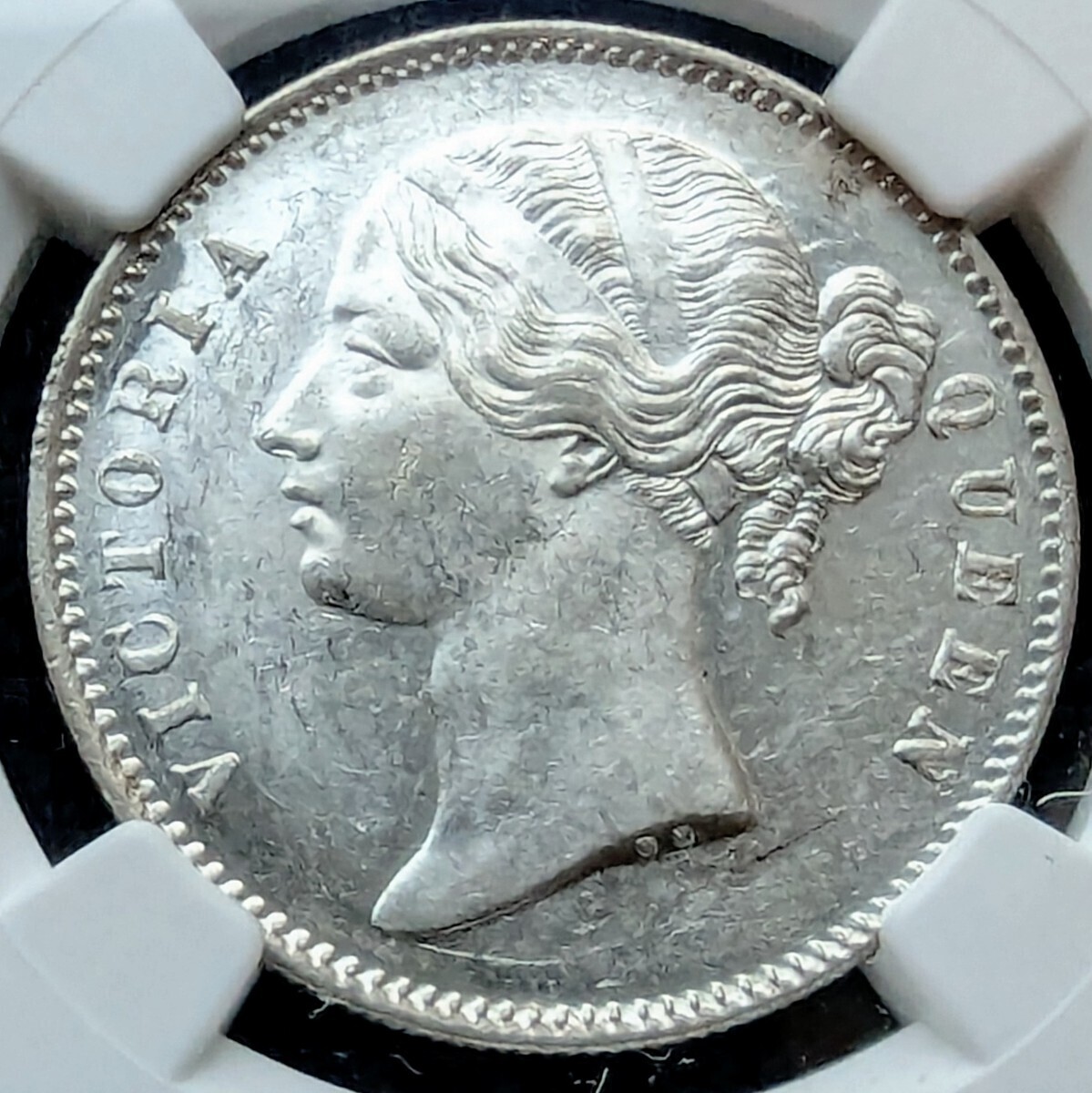 ★1円スタート 銀貨 鑑定 1840年 イギリス領 インド ヴィクトリア女王 1ルピー銀貨 NGC MS61 鑑定 ヤングヘッド アンティークコインコインの画像1