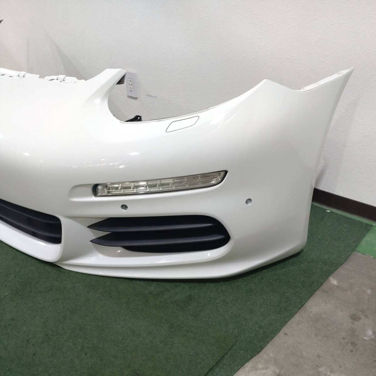 【B520】 ポルシェ純正　 970 　パナメーラ 　フロントバンパー　ホワイト　 Porsche 　ウインカー　グリル付き_画像4