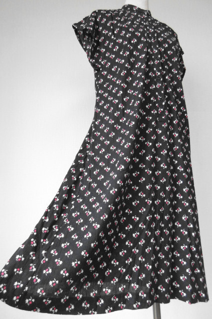古着♪レトロ・Vintage黒花柄ふんわりチュニックワンピ♪モッズ昭和レトロ70s60s70年代60年代ワンピースヴィンテージフリーサイズフェスの画像4