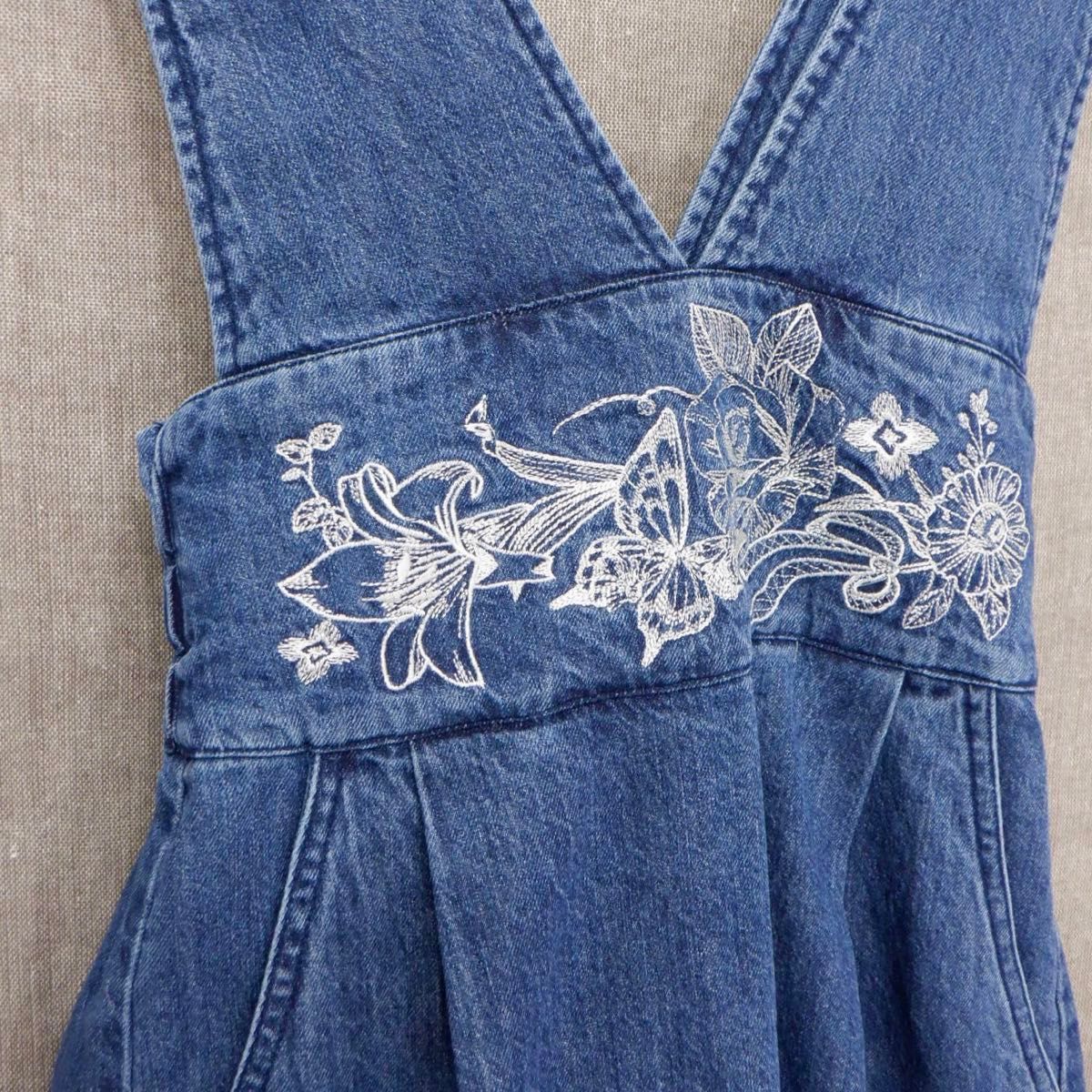iS ScoLar：イズスカラー　花蝶刺繍 デニムジャンパースカート