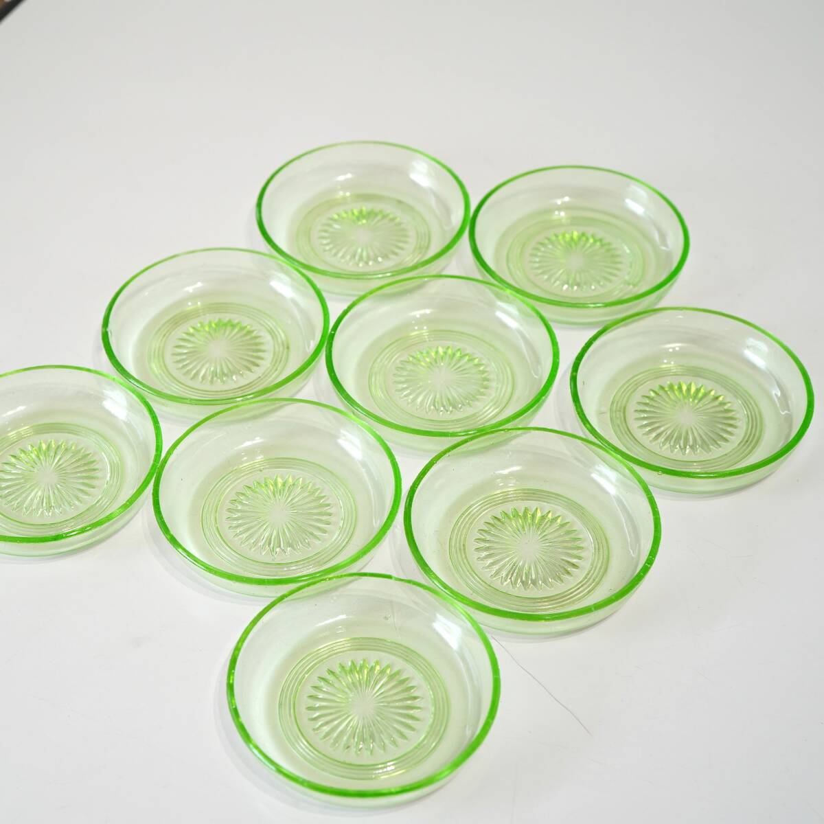 NA6272 ウラン硝子 プレスガラス 小皿 9枚 約12cm 大正 昭和 レトロ アンティーク 緑 検Yの画像2