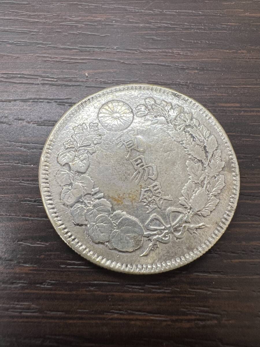#4795B　 период Мейдзи  серебряная монета  　 старинная монета  　 период Мейдзи 8 год 　...  серебро 　 общий вес  около 26.42g　 диаметр  около 37mm