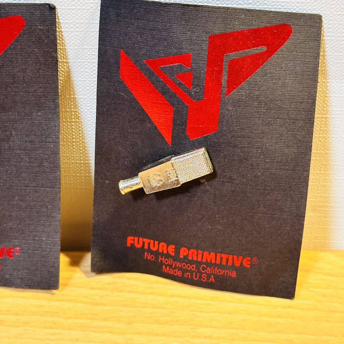 未使用 ピンバッジ ピンズ 2個セット FUTURE PRIMITIVE マイク 音楽_画像3