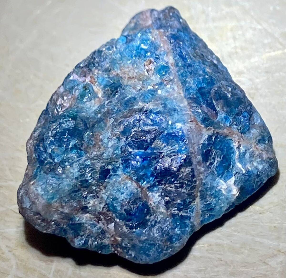 マダガスカル産天然ネオンブルーアパタイト原石24.70gの画像2