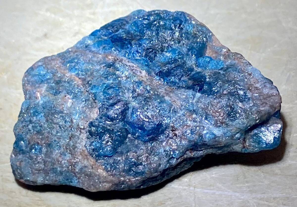 マダガスカル産天然ネオンブルーアパタイト原石24.70gの画像5