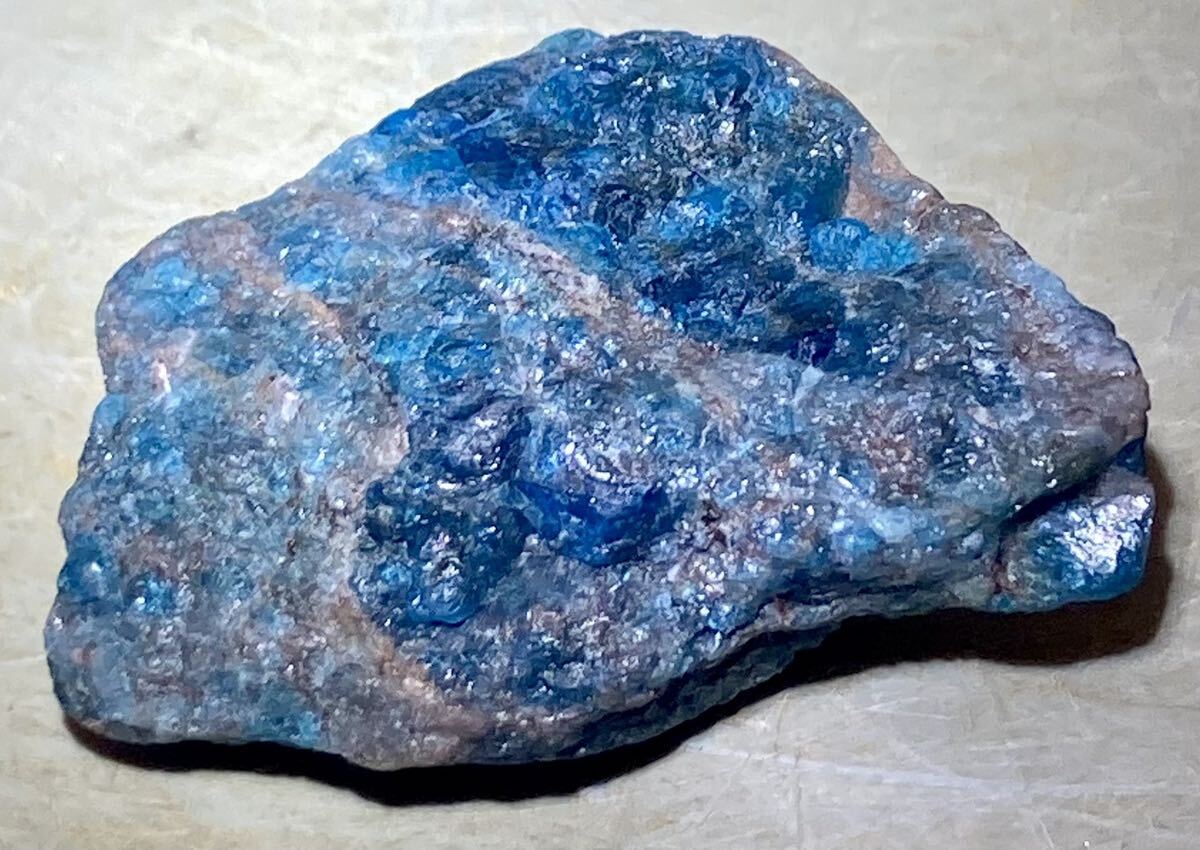 マダガスカル産天然ネオンブルーアパタイト原石24.70gの画像6