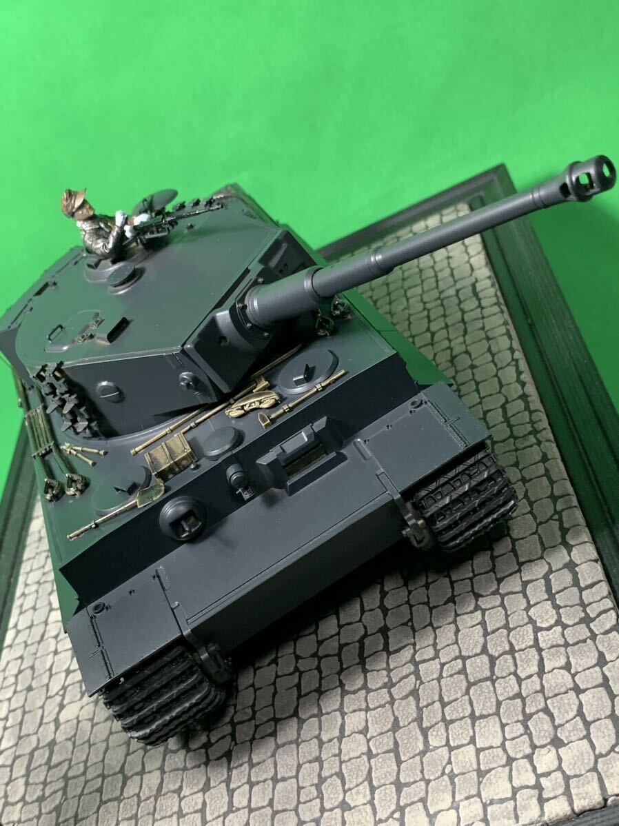 【塗装完成品】 1/35 タミヤ ドイツ 重戦車戦車 ティーガーI型（タイガーⅠ）後期生産型 （エッチングパーツグリル仕様） コマンダー付戦車_画像3