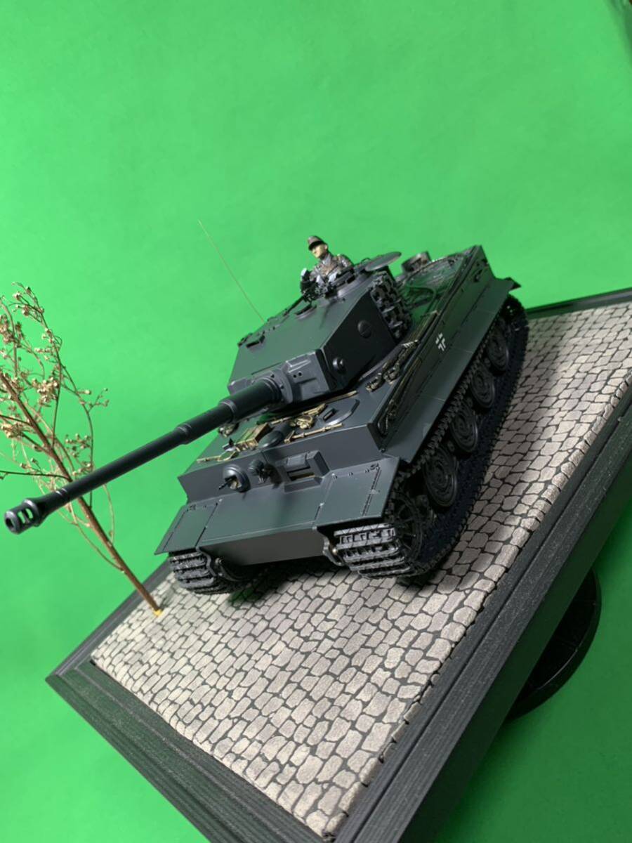 【塗装完成品】 1/35 タミヤ ドイツ 重戦車戦車 ティーガーI型（タイガーⅠ）後期生産型 （エッチングパーツグリル仕様） コマンダー付戦車_画像1