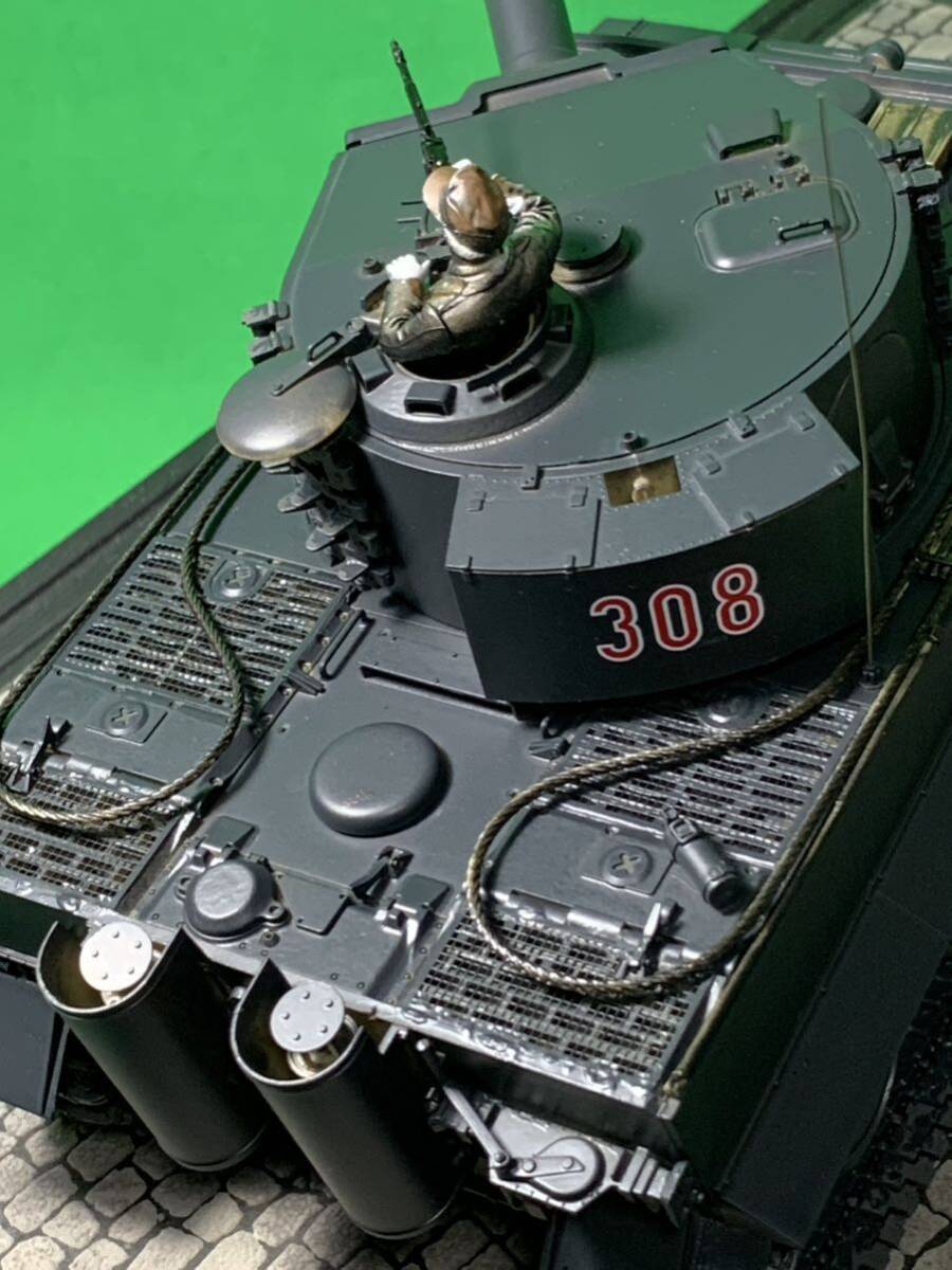 【塗装完成品】 1/35 タミヤ ドイツ 重戦車戦車 ティーガーI型（タイガーⅠ）後期生産型 （エッチングパーツグリル仕様） コマンダー付戦車_画像2