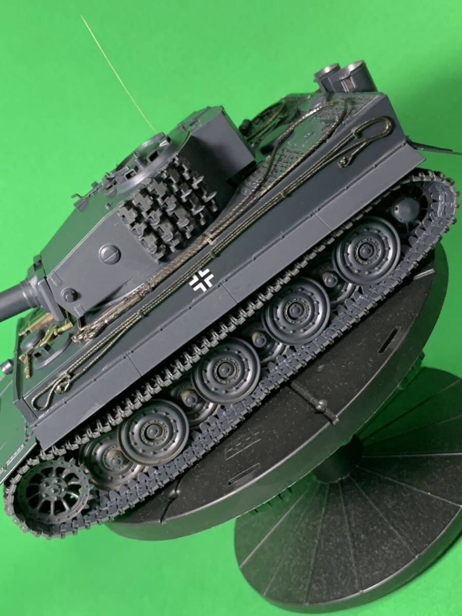 【塗装完成品】 1/35 タミヤ ドイツ 重戦車戦車 ティーガーI型（タイガーⅠ）後期生産型 （エッチングパーツグリル仕様） コマンダー付戦車_画像8