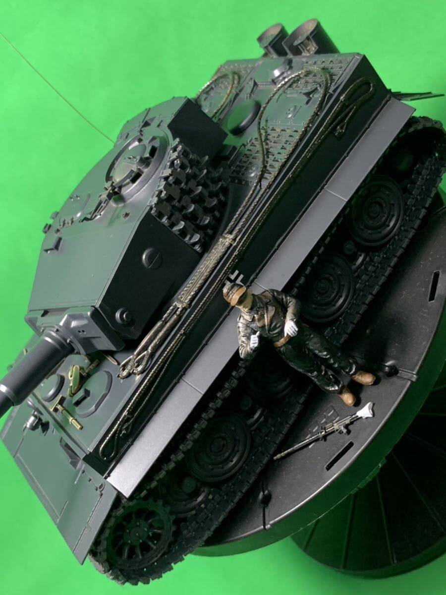 【塗装完成品】 1/35 タミヤ ドイツ 重戦車戦車 ティーガーI型（タイガーⅠ）後期生産型 （エッチングパーツグリル仕様） コマンダー付戦車_画像6