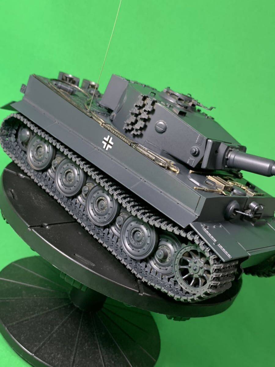 【塗装完成品】 1/35 タミヤ ドイツ 重戦車戦車 ティーガーI型（タイガーⅠ）後期生産型 （エッチングパーツグリル仕様） コマンダー付戦車_画像7