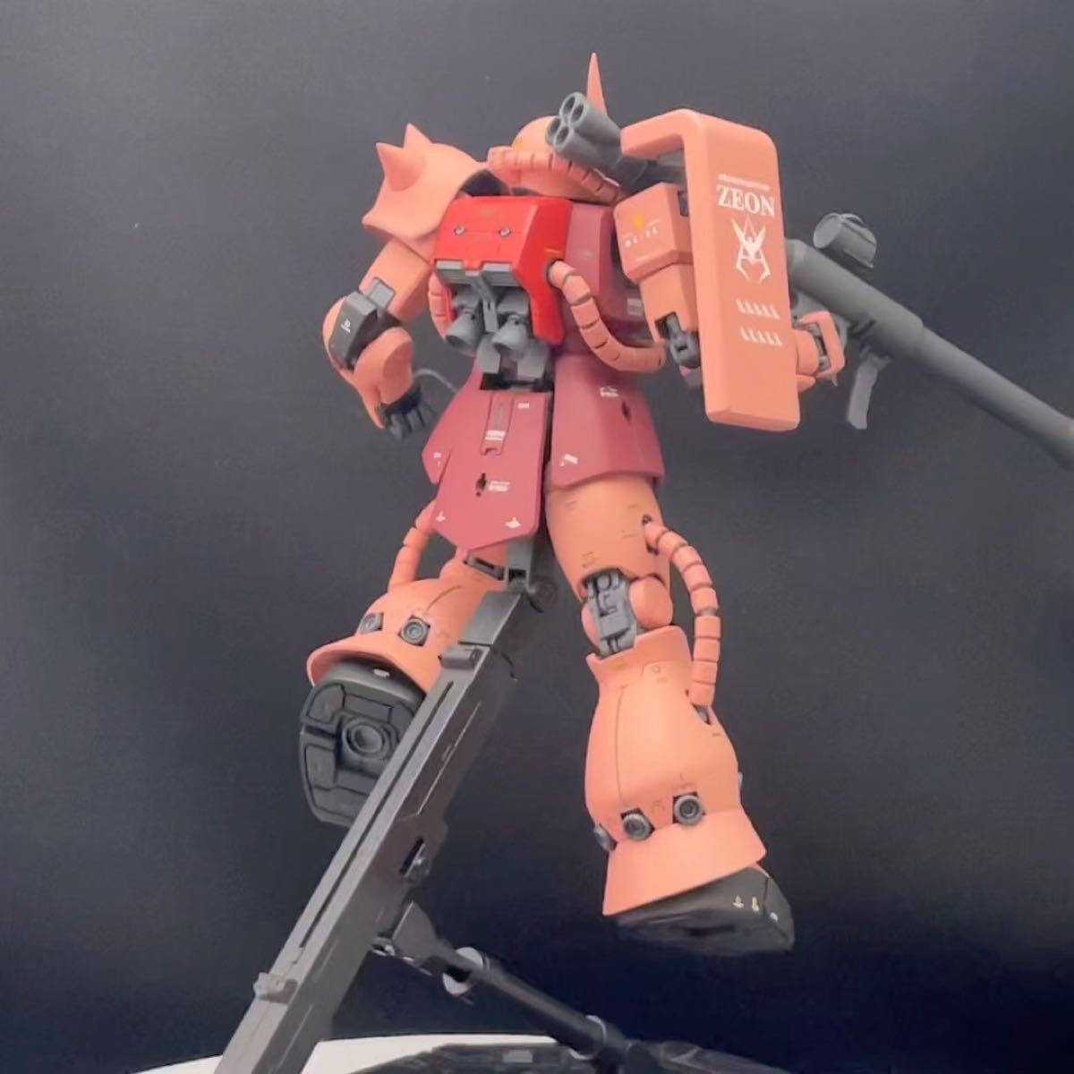 ガンプラ 完成品　MG シャア専用ザクⅡ 機動戦士ガンダム　 プラモデル バンダイ