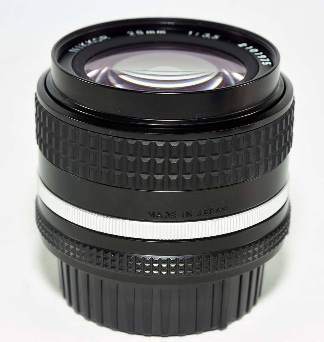 美品 Nikon Ai-S NIKKOR 28mm f3.5 一眼レフカメラ用広角レンズ マニアルフォーカス 純正フード HN-2 デジカメでフルサイズの高級レンズの画像5