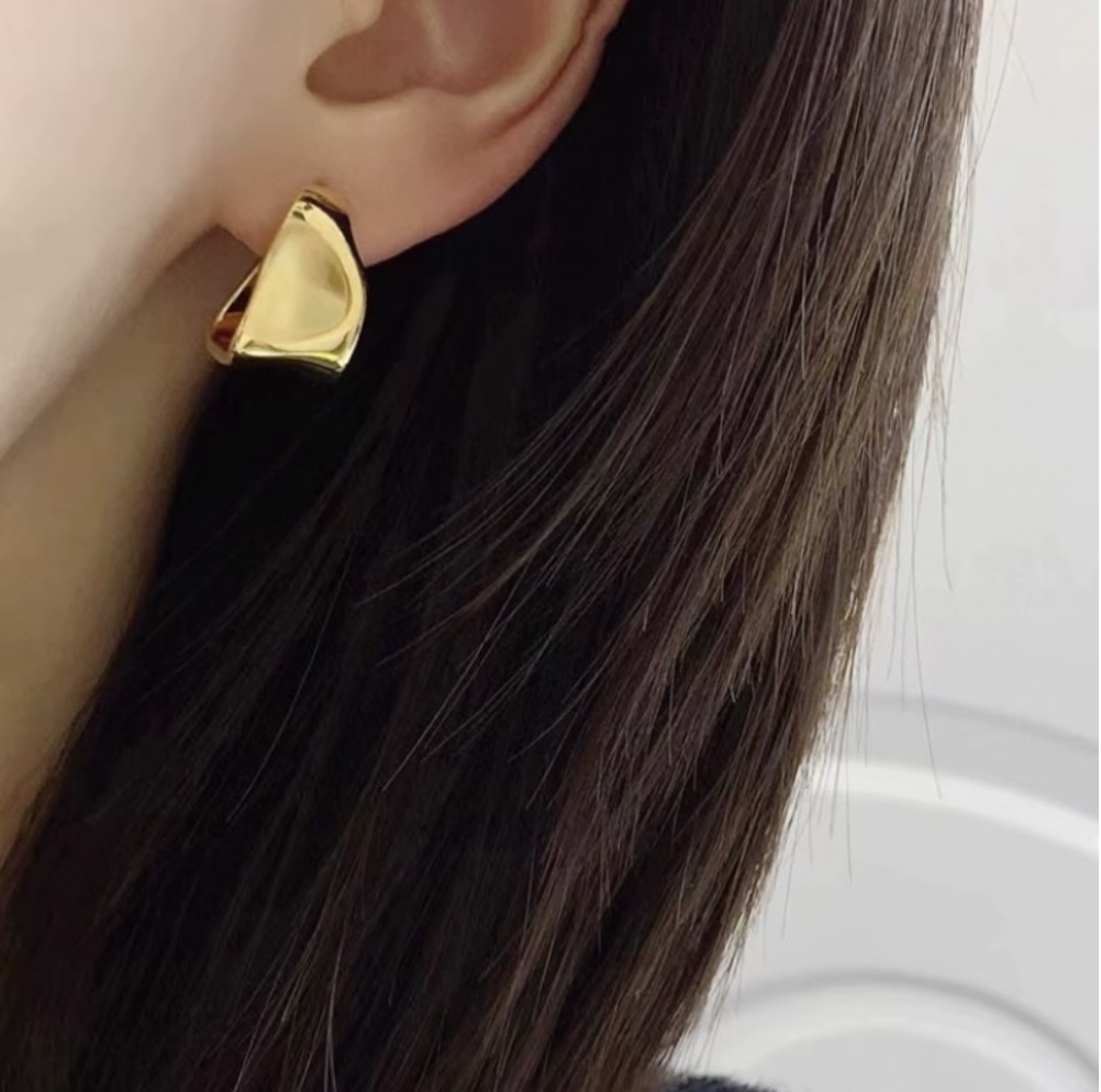 K18YG yellow gold 18K earrings stud earrings Italian jewelry paper solid twist middle empty one Point stylish 