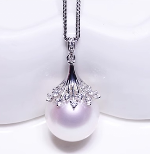 K18WG white gold white pearl White Butterfly pearl pendant top 18 gold pendant pearl 18K necklace charm diamond 