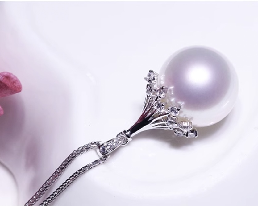 K18WG white gold white pearl White Butterfly pearl pendant top 18 gold pendant pearl 18K necklace charm diamond 
