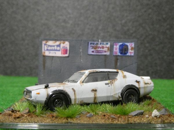 昭和レトロ 1/64 NISSAN スカイライン 2000GT-R ケンメリ 情景ジオラマ完成品 ケース付_画像4