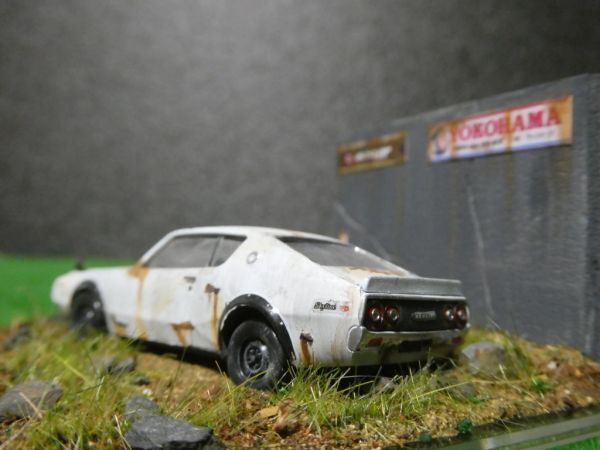 昭和レトロ 1/64 NISSAN スカイライン 2000GT-R ケンメリ 情景ジオラマ完成品 ケース付の画像7