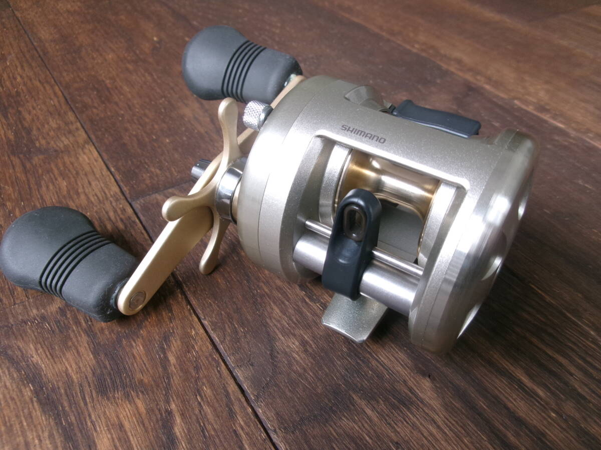 ●送料無料 超美品●シマノ アクシス 100 右巻き SHIMANO AXIS ベイトリール タチウオ シーバス ブラックバス タイラバ 等にの画像1