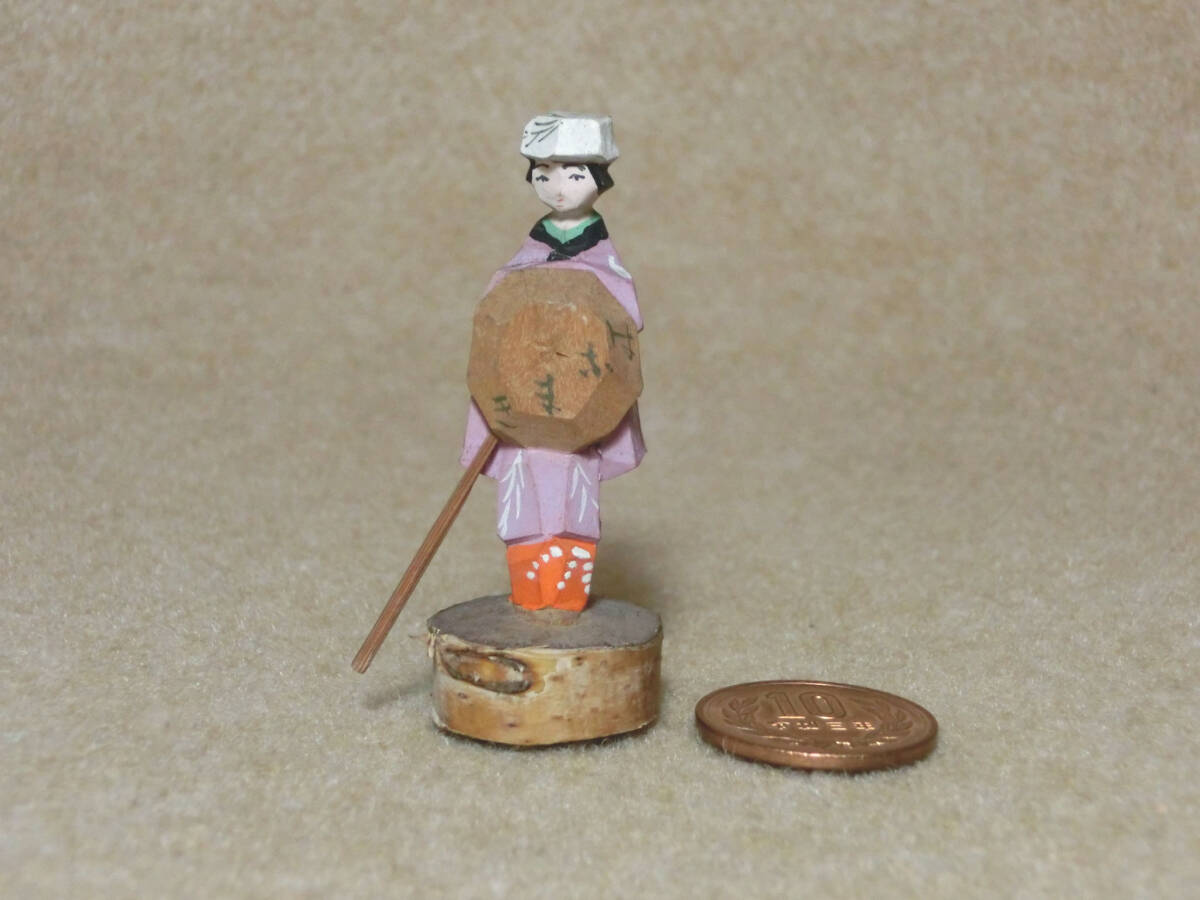 戦前 木彫り彩色ミニ人形 旅道中の女性 農民美術 柳柄の着物 笠に「はこまき？」 送料120円～の画像1