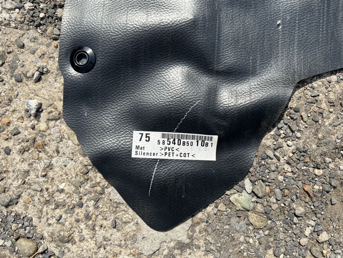 [26]ハイゼット クルーズ ターボ EBD-S321V H27年 フロア カーペット マット ビニール 後部座席 2列目の画像9