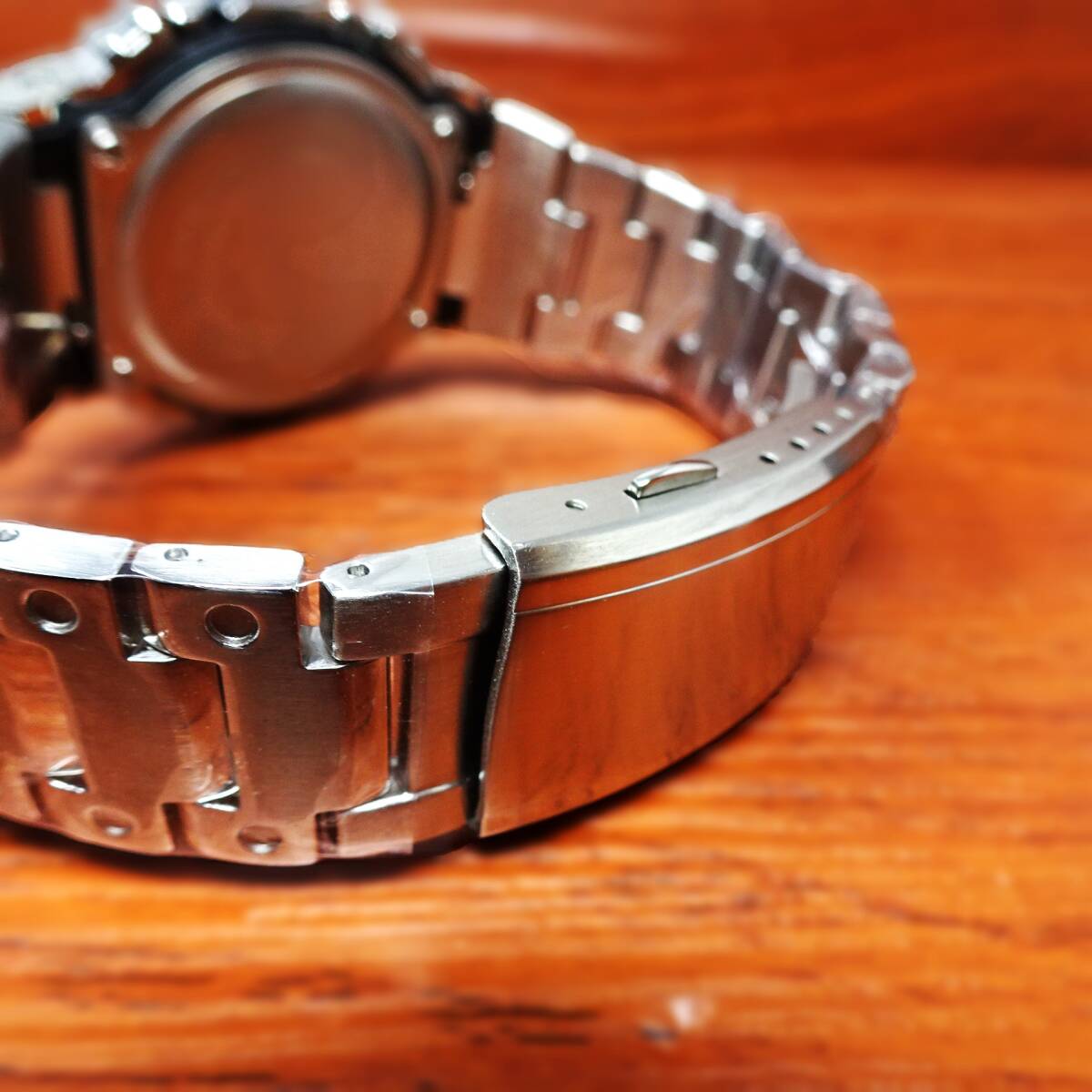 送料無料・新品・Gショックカスタム本体付き・DW5600デジタル腕時計・フルステンレス製シルバーベゼル＆ベルト・フルメタルモデル の画像4
