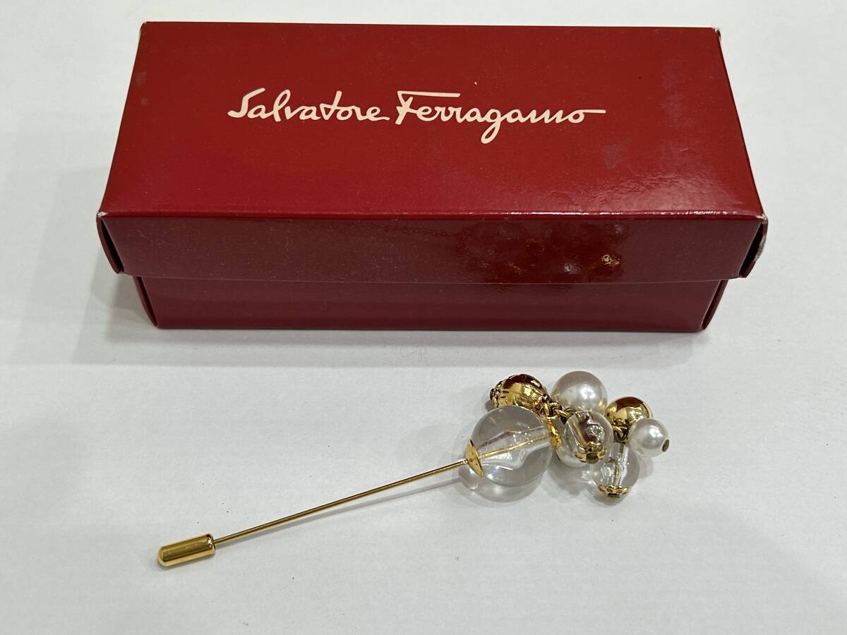 【23425】Salvatore Ferragamo サルヴァトーレ フェラガモ フェイクパール ピンブローチ ゴールド系の画像1