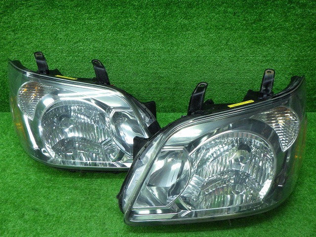 トヨタ　60系　ノア　後期　ヘッドライト　左右　HID　28-181　N4　240402049_画像1