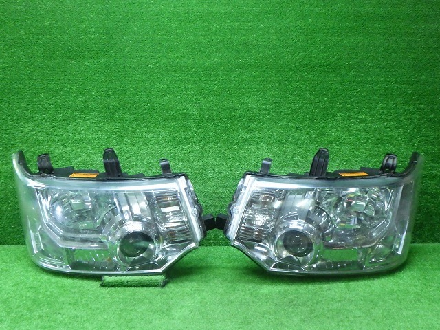 ミツビシ CV系 デリカD5 前期 ヘッドライト左右 HID 100-87918 240409052の画像1