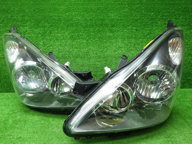 トヨタ　ZNE10/14　ウィッシュ　前期　ヘッドライト　左右　HID　68-2　240411033_画像1