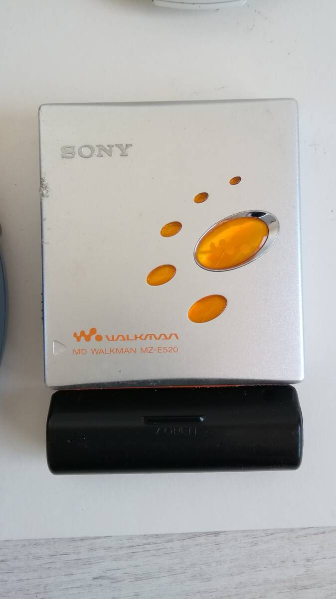 240408  SONY MP3 CD WALKMAN D-NE20, SONY MD WALKMAN MZ-E520、CDプレーヤー黒、Audio Comm ４点セット 訳ありジャンク品の画像4