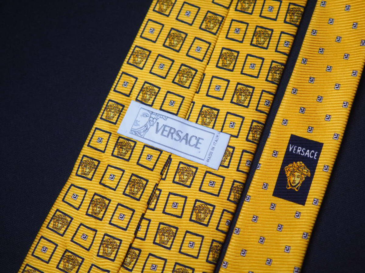 美品 【VERSACE ヴェルサーチ】A3024 ロゴ イエロー 黄色 イタリア 伊製 SILK ブランド ネクタイ 古着 良品_画像4