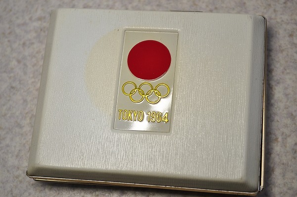 中古■昭和レトロ 1964年 東京オリンピック 記念メダル 金メダル 直径6㎝ ケース汚れありの画像2