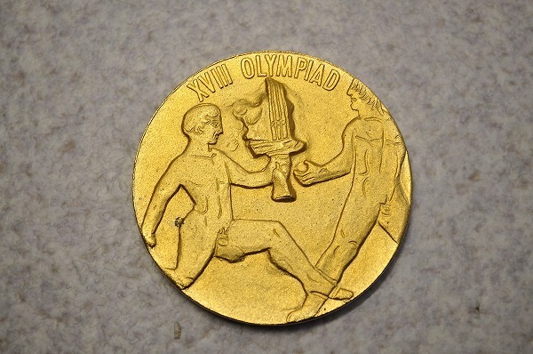 中古■昭和レトロ 1964年 東京オリンピック 記念メダル 金メダル 直径6㎝ ケース汚れありの画像7