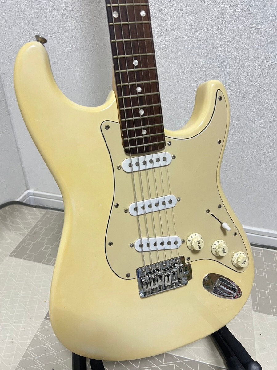 Fender ロゴ エレキギター ストラトキャスター STRATOCASTER ORIGINAL contour body クリーム色の画像4