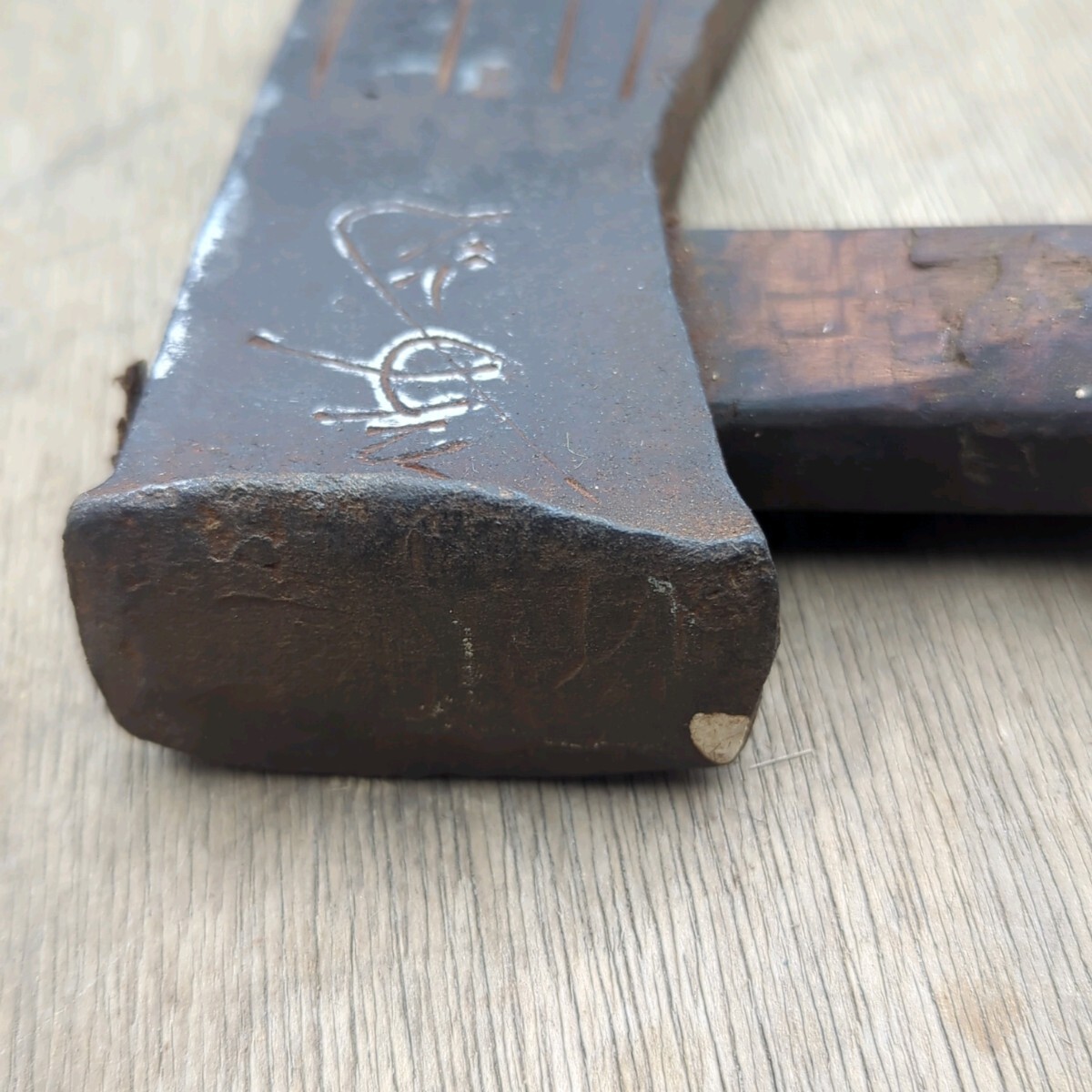 рука топор топор кувалда ono дрова десятая часть ручной инструмент инструмент работа инструмент плотничный инструмент старый инструмент гора .