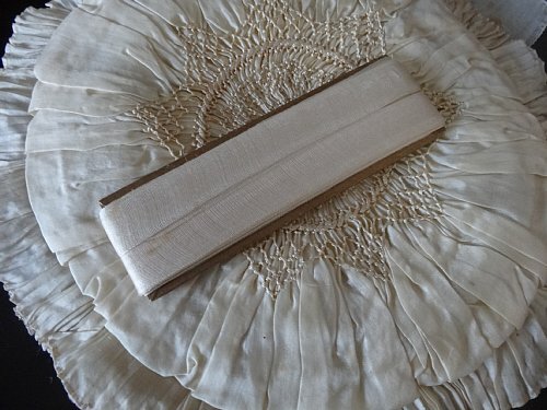 100%本物 Grace アンティーク フランス 1900年前後 薄いクリーム (アイボリー) 色の シルク の リボン 1.75cm×約22メートル ドールの装飾にも ビスクドール