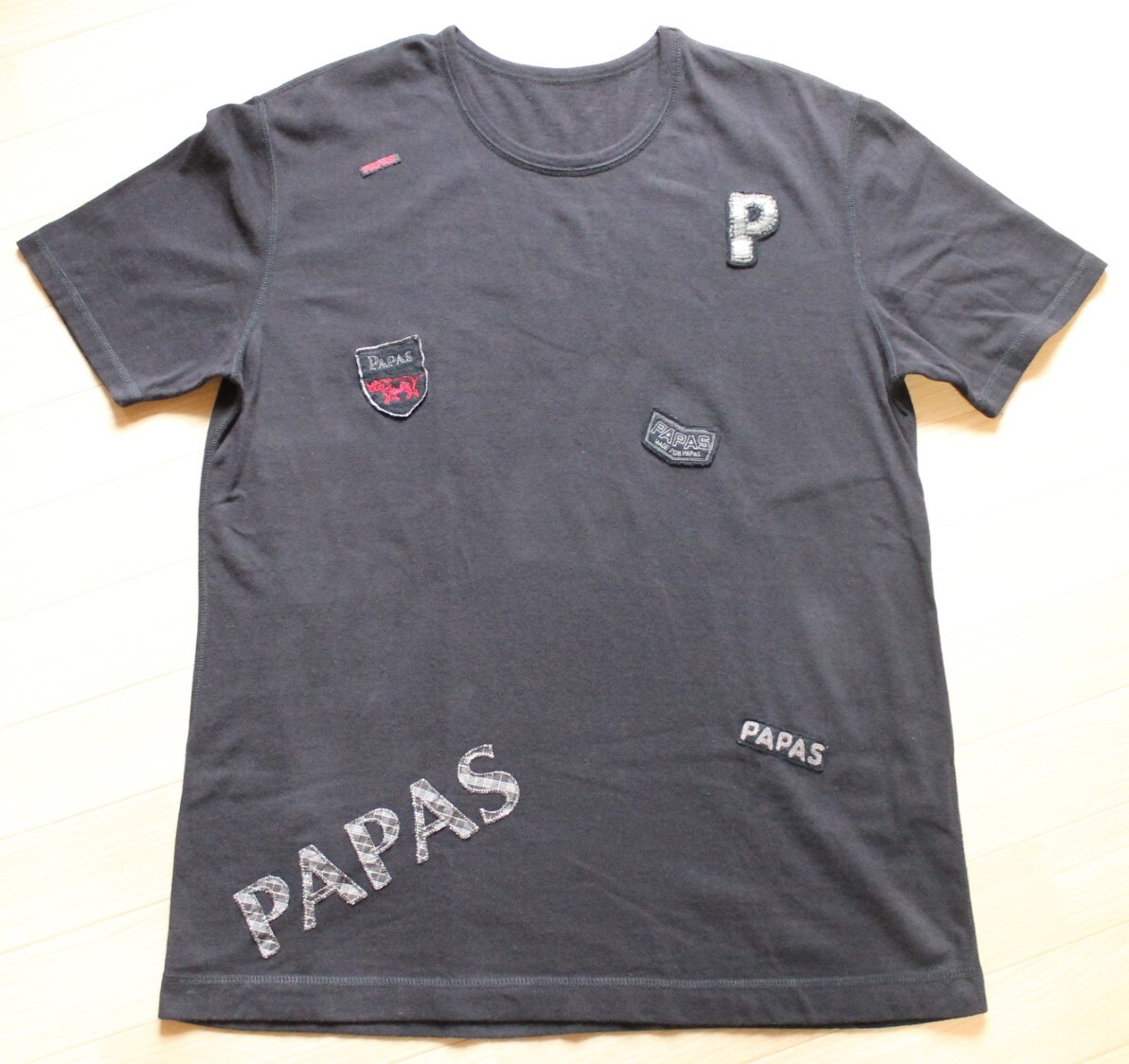 美品）Papas パパス スタンドカラーTシャツ Papasアップリケ刺繍 ワッペン多数_美品です。