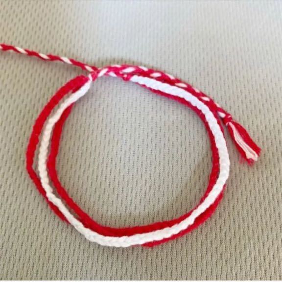 ミサンガ ブレスレット 刺繍糸 アクセサリー ハンドメイド 紅白 赤 白 レッド ホワイト_画像1