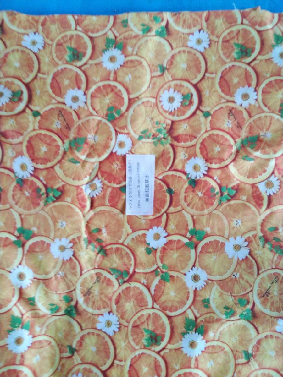 爆買い価格　ヤフオクだけで出品　オックス生地　みかんの輪切り柄　オレンジ色　巾約１１４cm×長さ約５０cm_画像2