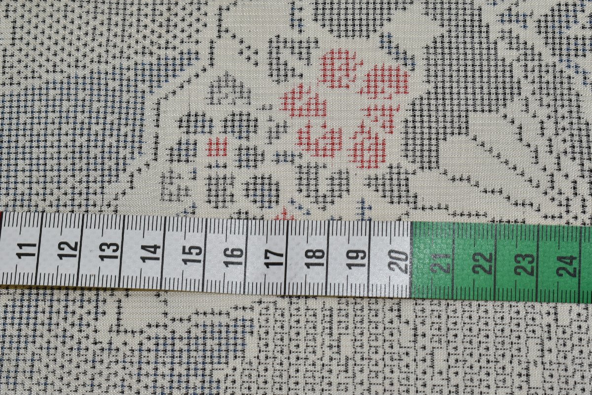 【ちどりや】未使用品 正絹 韓国　白大島紬 着尺反物 キングサイズ 120山亀甲絣 雲文様 花扇子 白 Y12_画像3