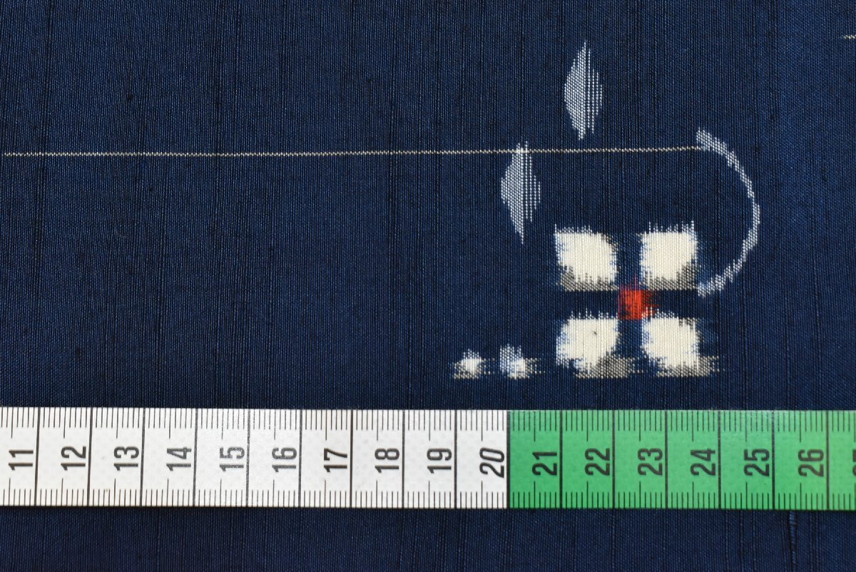 【ちどりや】未使用品 美品 正絹紬 越後紬 タテヨコ絣 着尺反物 とび柄 多彩な小花モチーフ 花幾何学 紺 ラベル付 Y143_画像3