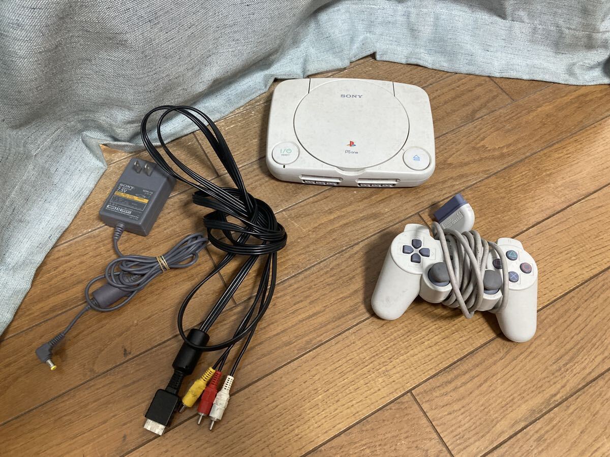 24-0031AH ジャンク SONYプレイステーション PSone「SCPH-100」コントローラー、AVケーブル、ACアダプタ、電源コード_画像1