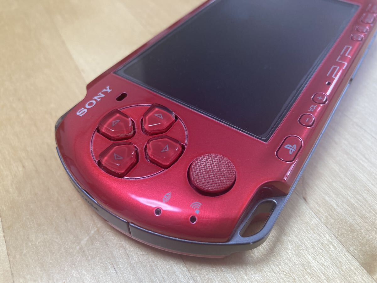 24-0031AQ プレイステーションポータブル PSP-3000 レッド 動作品 バッテリー欠品 ACアダプター付属の画像2