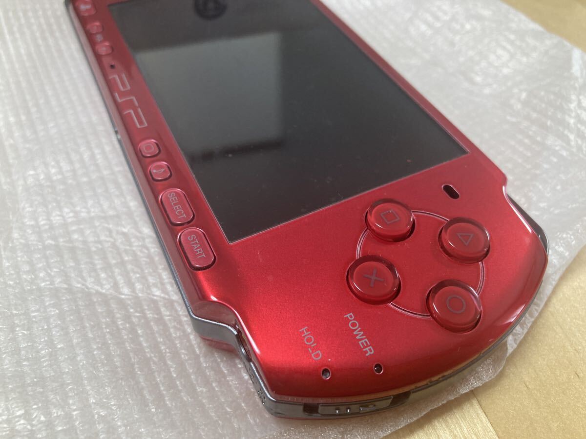 24-0030AK プレイステーションポータブル PSP-3000 レッド 動作品 バッテリー欠品 ACアダプター付属の画像3