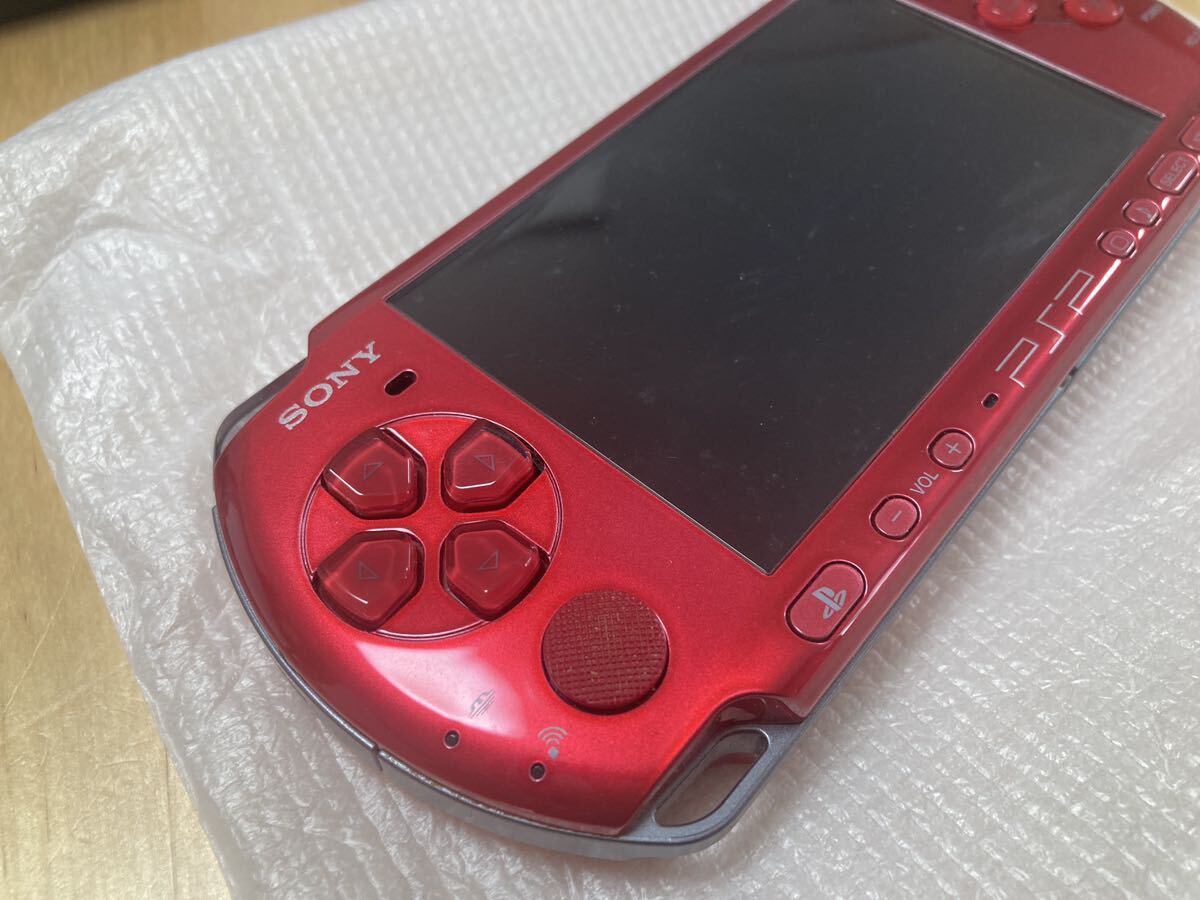 24-0030AK プレイステーションポータブル PSP-3000 レッド 動作品 バッテリー欠品 ACアダプター付属の画像2
