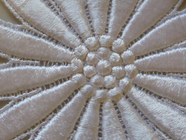 ◎（307）繊細なレーヨンケミカルレースモチーフ かわいい草花柄 白色 2枚セットの画像3